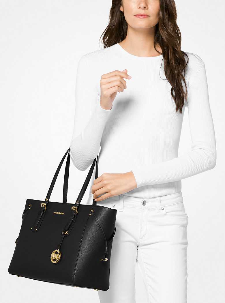 Michaelkors Voyager Medium Crossgrain Leather Pretas | SN-MK26883